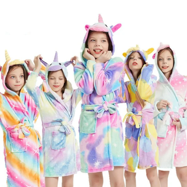 Albornoz infantil unicornio con capucha para niñas, kigurumi de franela suave, ideal para después del baño y noches de pijama, disponible en varias tallas, fácil de lavar, diseño encantador y mágico.