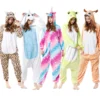 Kigurumi de unicornio y rana para mujer, pijama divertido y colorido, ideal para noches de descanso, fiestas temáticas y días de relax en casa, hecho con materiales suaves y cómodos, disponible en varias tallas.
