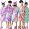 Albornoz rosa infantil con diseño de unicornio, ideal para niñas de 3 a 12 años, suave y acogedor, perfecto para el baño, piscina o uso en casa.