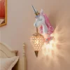 Lámpara de pared de unicornio con soporte de cristal, diseño mágico y funcional, ideal para habitaciones infantiles, luz suave y cálida, decoración elegante y moderna, regalo perfecto para amantes de los unicornios.