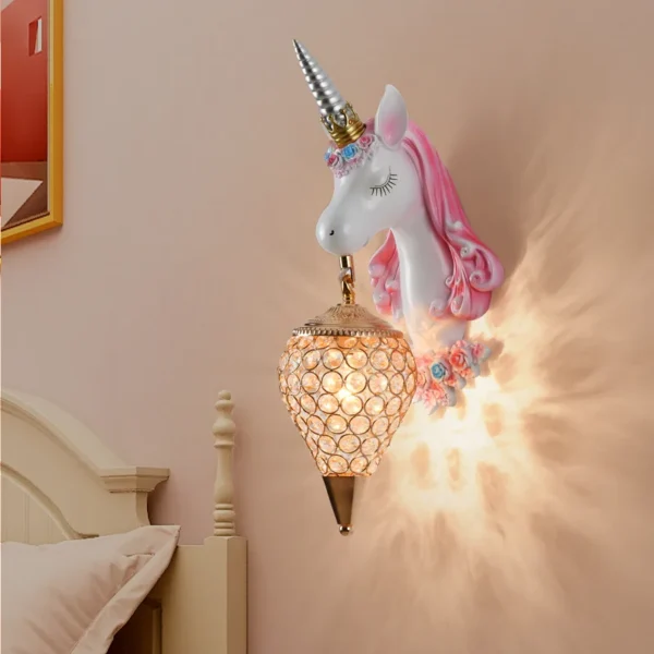 Lámpara de pared de unicornio con soporte de cristal, diseño mágico y funcional, ideal para habitaciones infantiles, luz suave y cálida, decoración elegante y moderna, regalo perfecto para amantes de los unicornios.